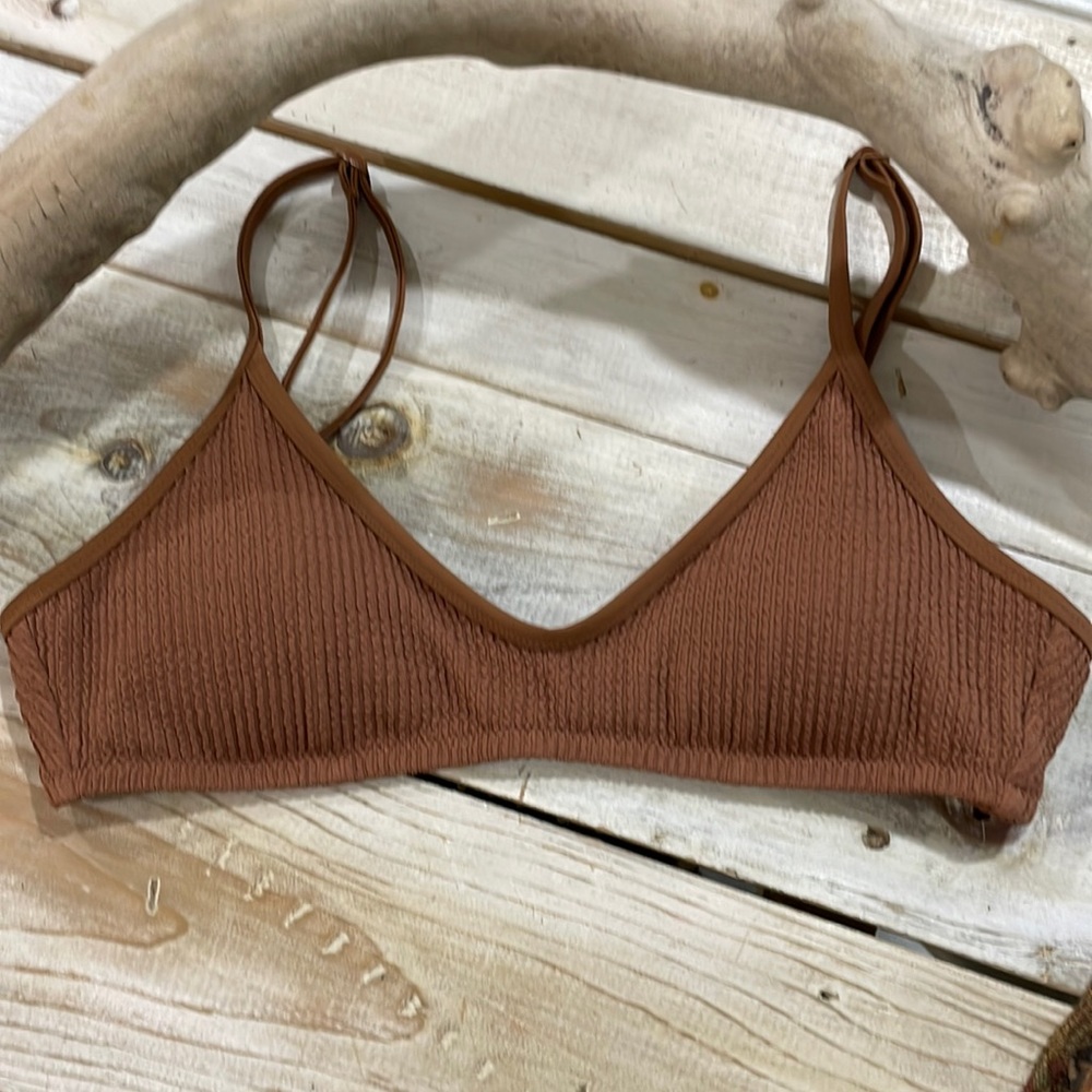AERIE MEDIUM SCOOP TOP